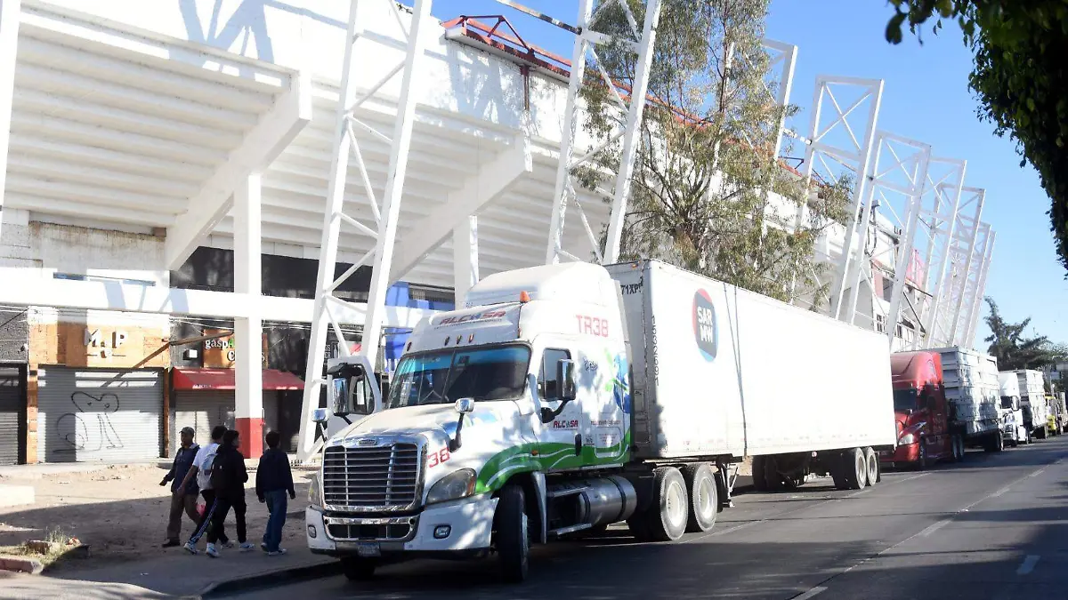 Llegan trailers para el montaje del escenario del concierto de Luis Miguel en Irapuato  (5)